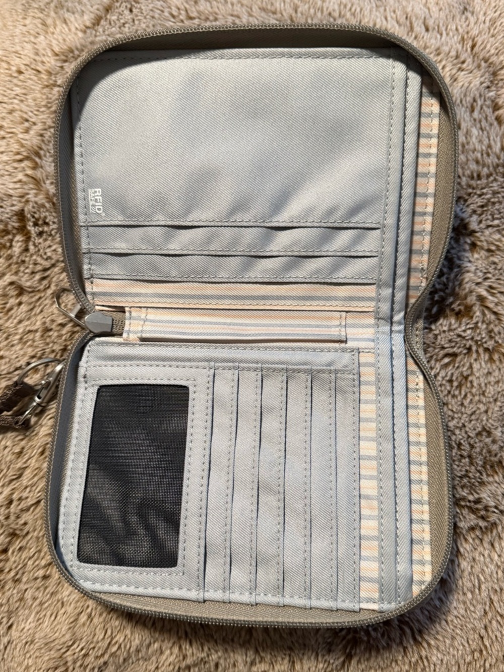 Pacsafe RFID blocking antislash wallet wristlet passport travel organizer - Picture 3 of 14